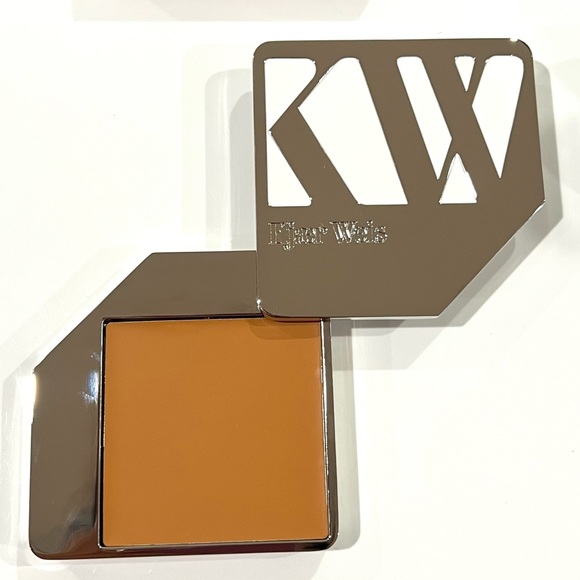 Kjaer Weis Cream Foundation Dainty - Picture 6 of 6